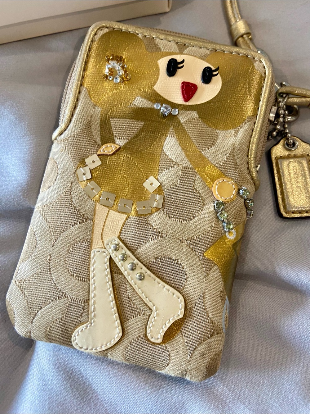 Coach x Poppy limited Edition Gold and Cream Goldy Wristlet Pouch - Picture 2 of 5